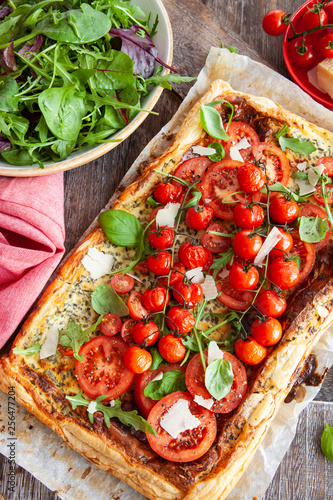 Blaetterteig mit frischen Tomaten photo