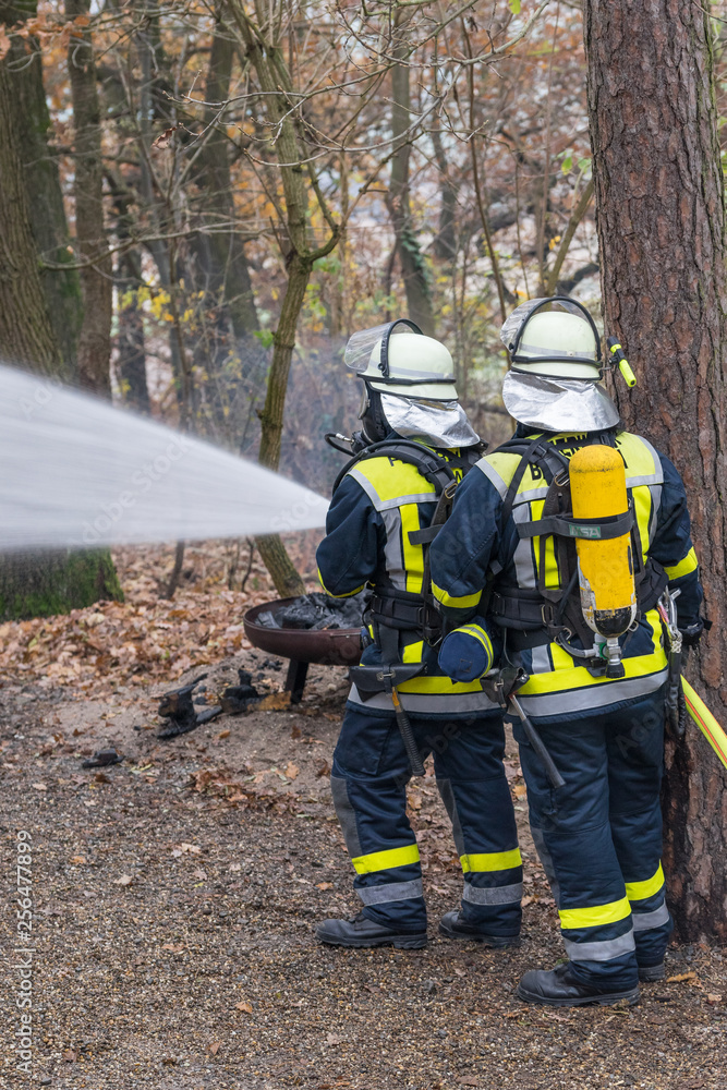 Fototapeta premium Feuerwehrmänner beim Löscheinsatz