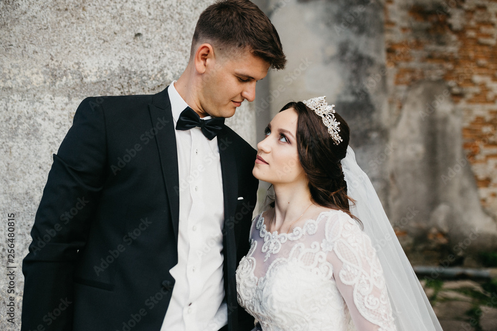 Naklejka premium Amazing picture of a wedding couple near the old castle