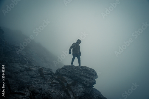 persona en una montaña nublada no reconocible  © chris_aguila_rey