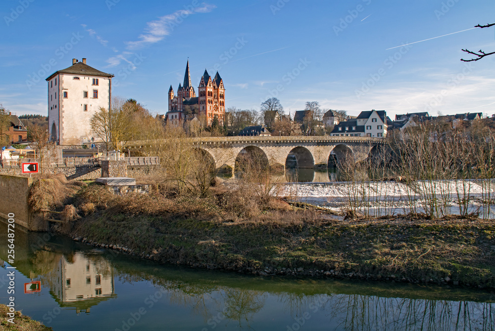 Blick auf die alte Lahnbrücke und den St. Georgsdom in Limburg, Hessen, Deutschland 