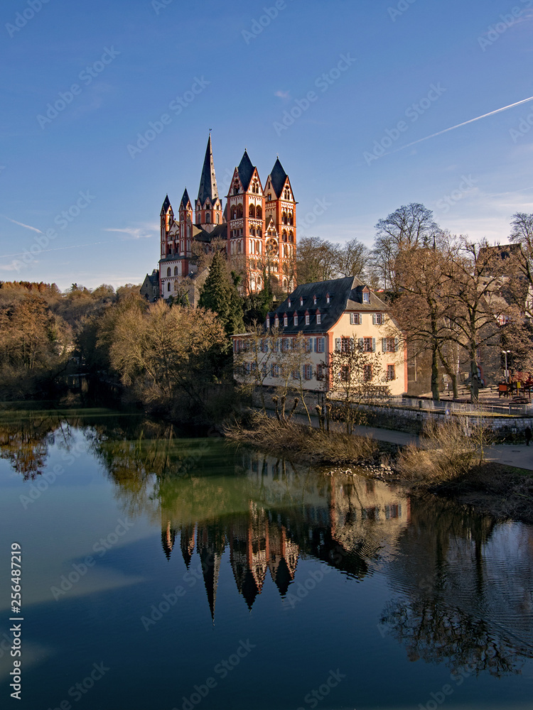 Blick über die Lahn auf den Limburger Dom in Limburg, Hessen, Deutschland 