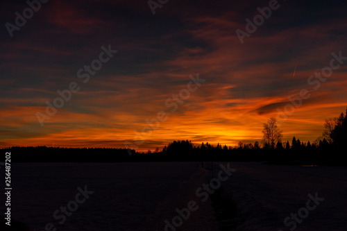 Ein wundersch  ner Sonnenuntergang 