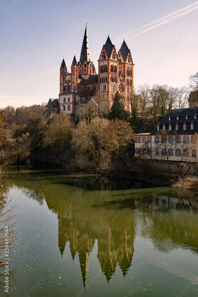 Blick über die Lahn auf den Limburger Dom in Limburg, Hessen, Deutschland 