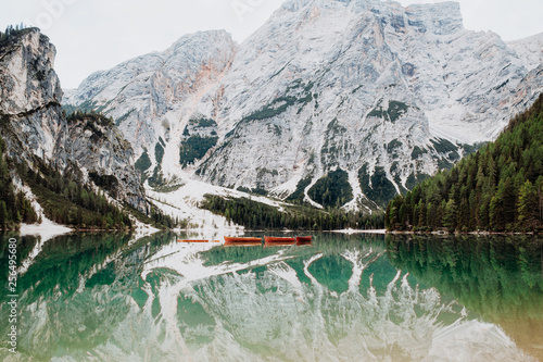 Erholsamer, schöner, traumhafter See - Pragser Wildsee in den Dolomiten in Italien in den Bergen