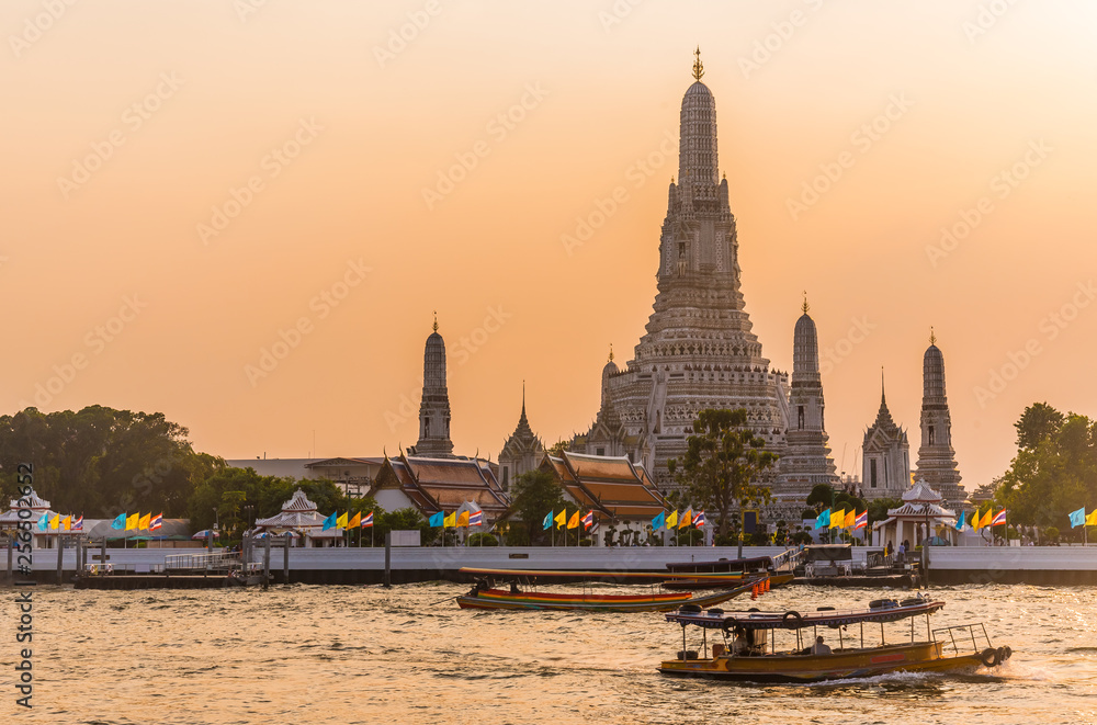 Fototapeta premium Famous Wat Arun or 