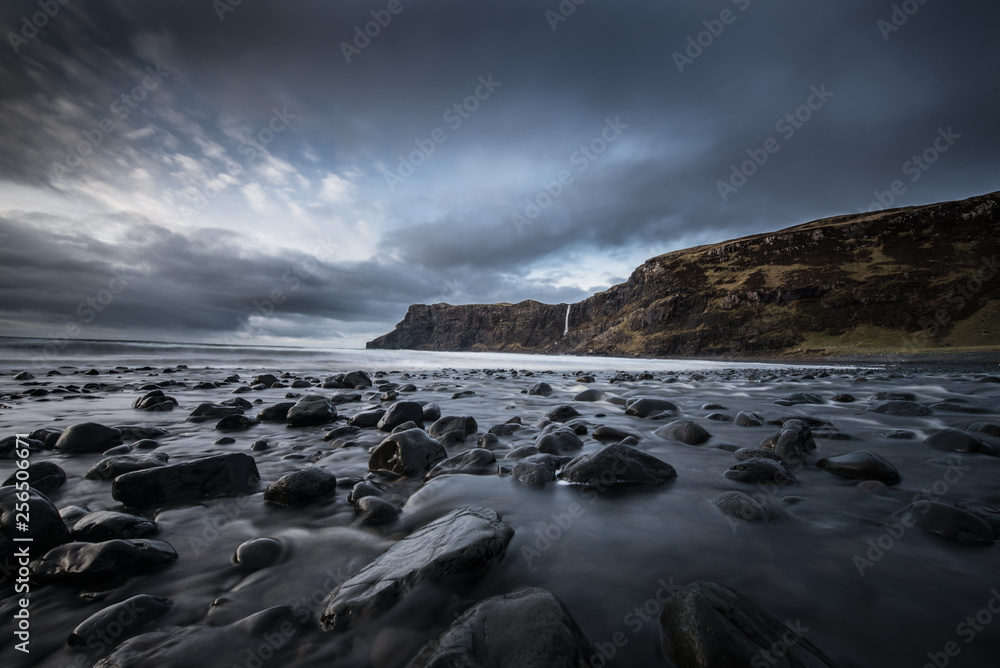 Obraz premium Talisker Bay Waterfall