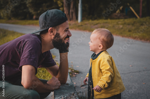 Stylish bearded father plays with a 1-year-old daughter. Family holiday and togetherness, selective focus, noise effect © Максим Галінский