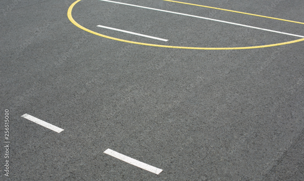 Moderner Sportplatz mit Oberfläche aus Beton und Tartan und Spielfeld für Fußball, Basketball, Handball Moderner Sportplatz mit Oberfläche aus Beton und Tartan und Spielfeld für Fußball, Basketball, Handball