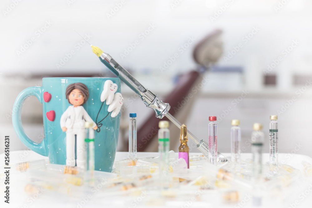 Dental carpule syringe and local anesthetics liquid for dental local