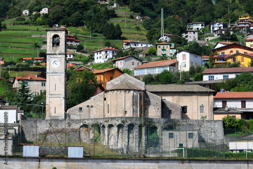 Blick auf Musso, und die Kirche San Biagio, am oberen Comer See,