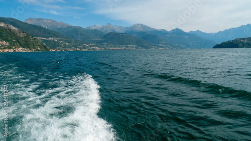 Blick auf Musso, und den oberen Comer See, vom Boot aus mit Wellen