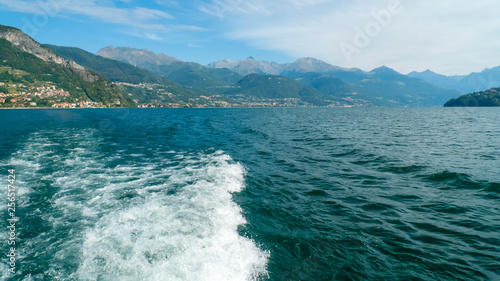 Blick auf Musso, und den oberen Comer See, vom Boot aus mit Wellen