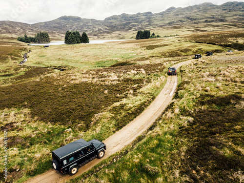 Bilde på lerret Offroad-Tour mit SUV Geländewagen über raues Gelände mit schöner Landschaft