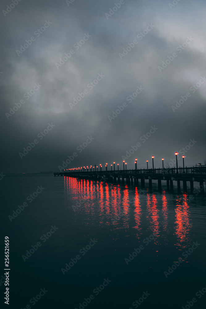 Obraz premium Peer in cloudy night with lights