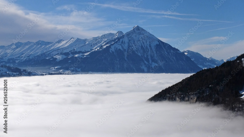 Obraz premium Wolkendecke über dem Thunersee