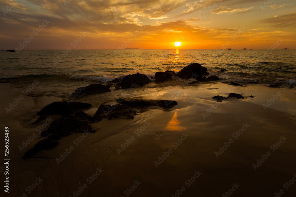 Obraz premium Tropical sunset landscape of Koh Kradan