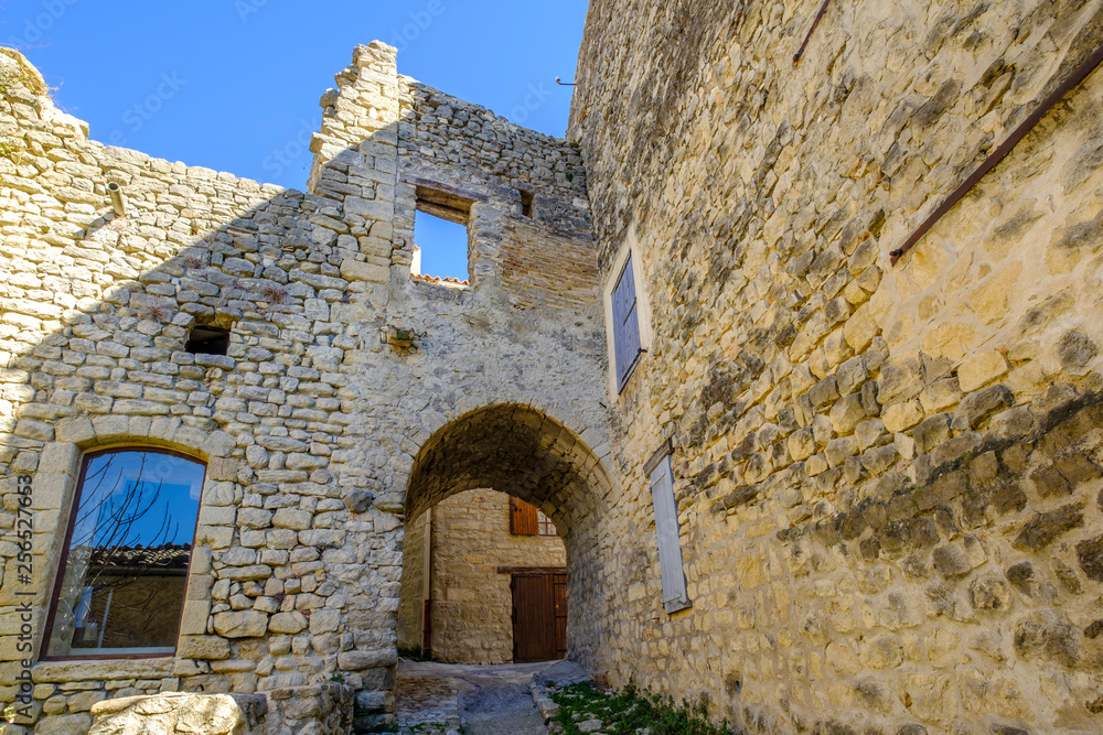 Fototapeta premium Ancien bâtiment en pierre avec arc de village de Lurs, Provence, France. 