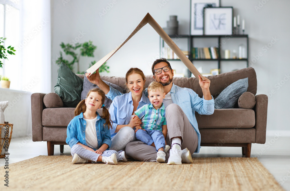 Obraz premium koncepcja mieszkalnictwa i relokacji. szczęśliwa rodzina matka ojciec i dzieci z dachem w domu.