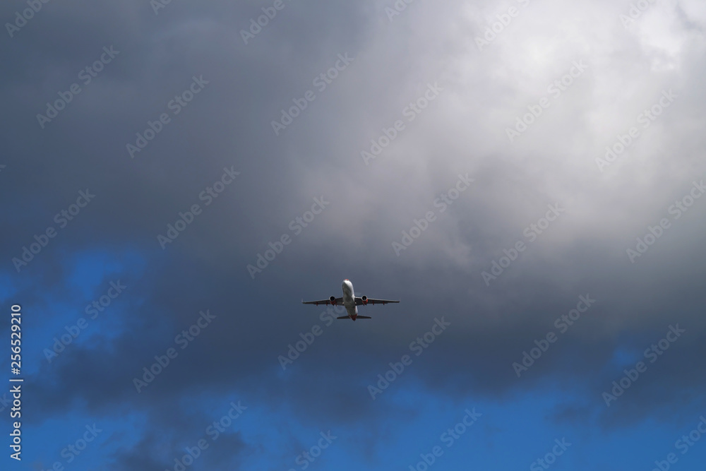 Flugzeug in der Luft unterfliegt Regenwolke - Stockfoto Flugzeug in der Luft unterfliegt Regenwolke - Stockfoto