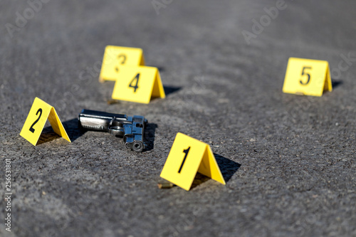 Принти на полотні ID tents at crime scene after gunfight