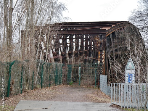 Eisenbahnbrücke stillgelegt im Nordbahnhof photo