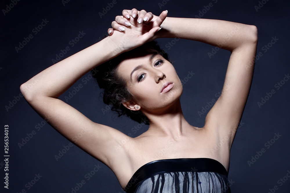 Naklejka premium Portrait of a girl with curly hair on a dark background
