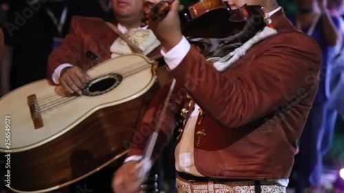 Mariachi tocando en fiesta mexicana - Guitarra y Violín photo