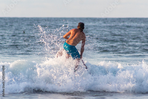 Hombre haciendo paddle board en el mar de Sayulita