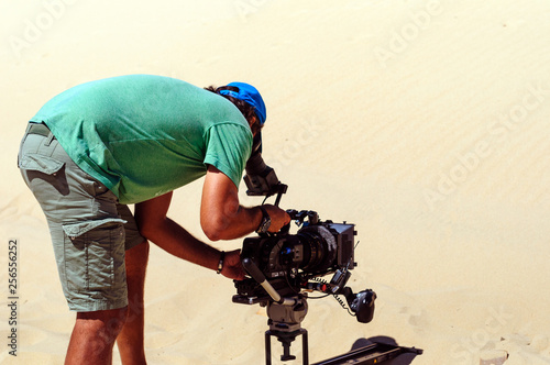 Camarógrafo con cámara de cine digital en tripode 04