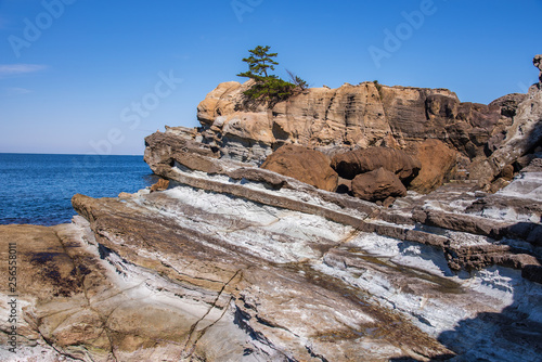 兵庫県・日本海、絶壁と波食甌穴群（ポットホール © Ken-Jiraud Jp