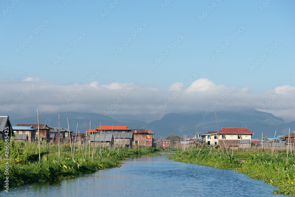 Obraz premium Inle Lake in Shan, Myanmar.Floating village of inle fisherman famous landmark in myanmar