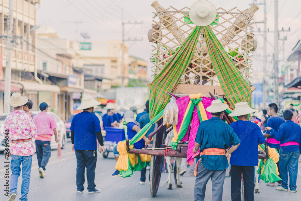 Obraz premium Happiness villagers dressed in beautiful local costumes join the parade to celebrate Songkran Festival at Ban Nong Khao in Kanchanaburi, Thailand.