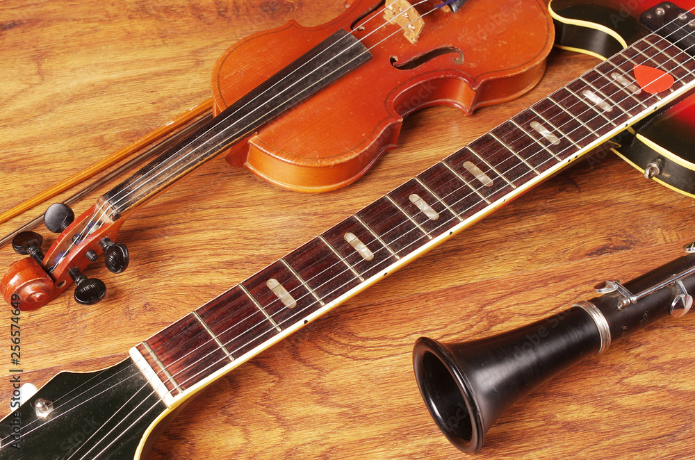 Fototapeta premium Acoustic guitar and red rose petals