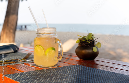 Photos Lemon and honey drink with slice of lime on table refreshing summer drink
