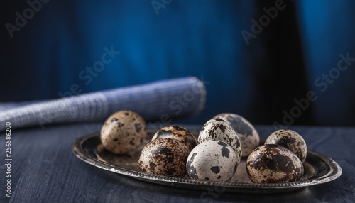 Smaczne i zdrowe bio , z wlasne hodowli jajka przepiórki podane na srebrnej tacy.