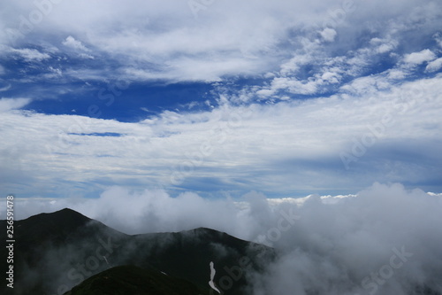 斜里岳 山頂からの雲のある景色
