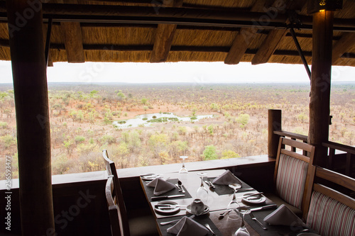 Lodges und Steppenlandschaft Hawange National Park in Simbabwe S  d Afrika