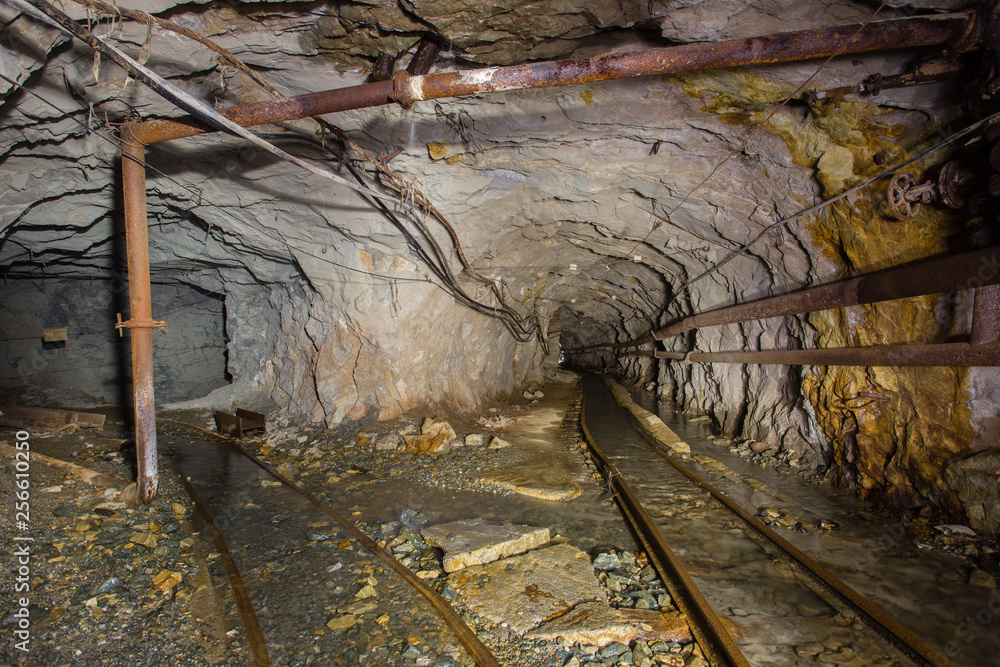 Naklejka premium Undeground gold mine tunnel drift with rails
