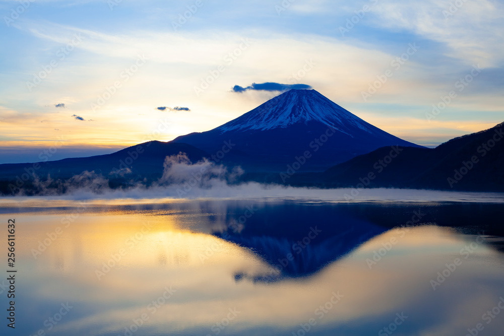 逆さ富士と朝焼け、山梨県精進湖にて