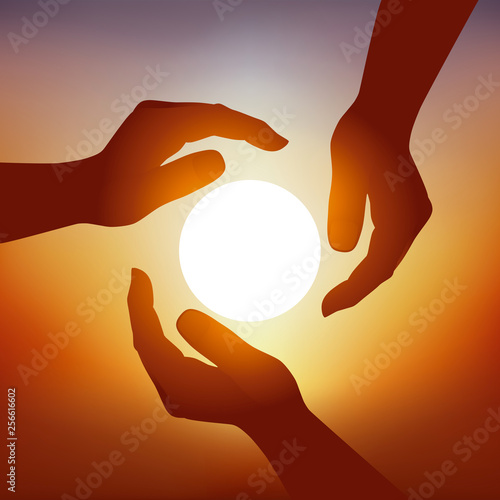 Concept de l’économie d’énergie avec trois mains qui protègent symboliquement le soleil pour privilégier les énergies renouvelables.