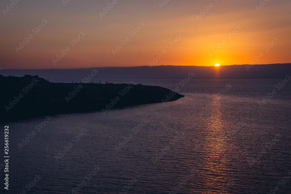 Obraz premium Sunset over Dead Sea salt lake seen from a Jordanian shore