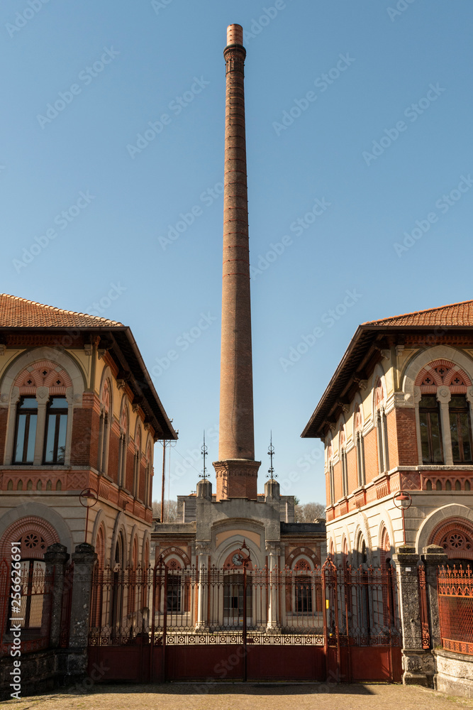 Antigua chimenea de una fábrica en el norte de Italia