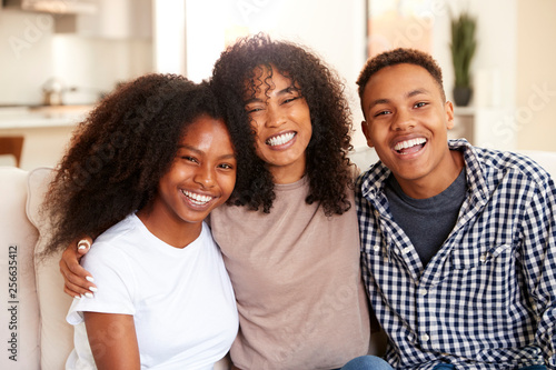 Photographie Black teen and young adult brother and sisters smiling to camera, close up