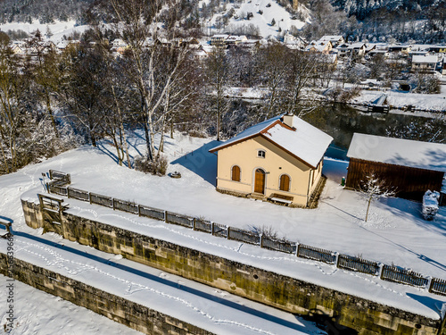 Luftaufnahme eines Schleusenhauses am Ludwig-Donau-Kanal im Naturpark Altmühltal, Bayern, Deutschland  photo