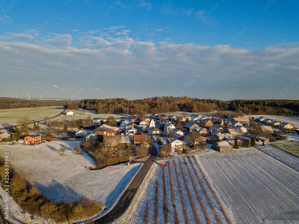 Luftaufnahme einer Ortschaft auf der Jurahöhe im Winter im Naturpark Altmühltal, Bayern, Deutschland