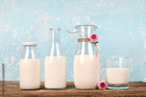 frische Milch in Flaschen