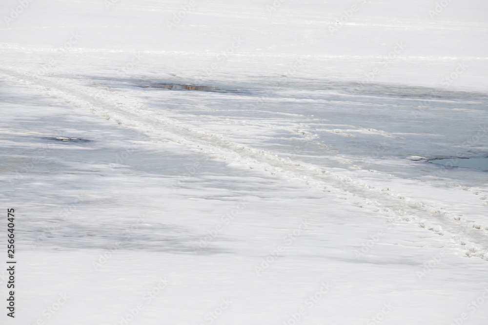 Obraz premium people walk on melted ice