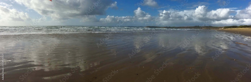 sur la plage à marée basse à Saint Anne La Palud en Bretagne Finistère Cornouailles