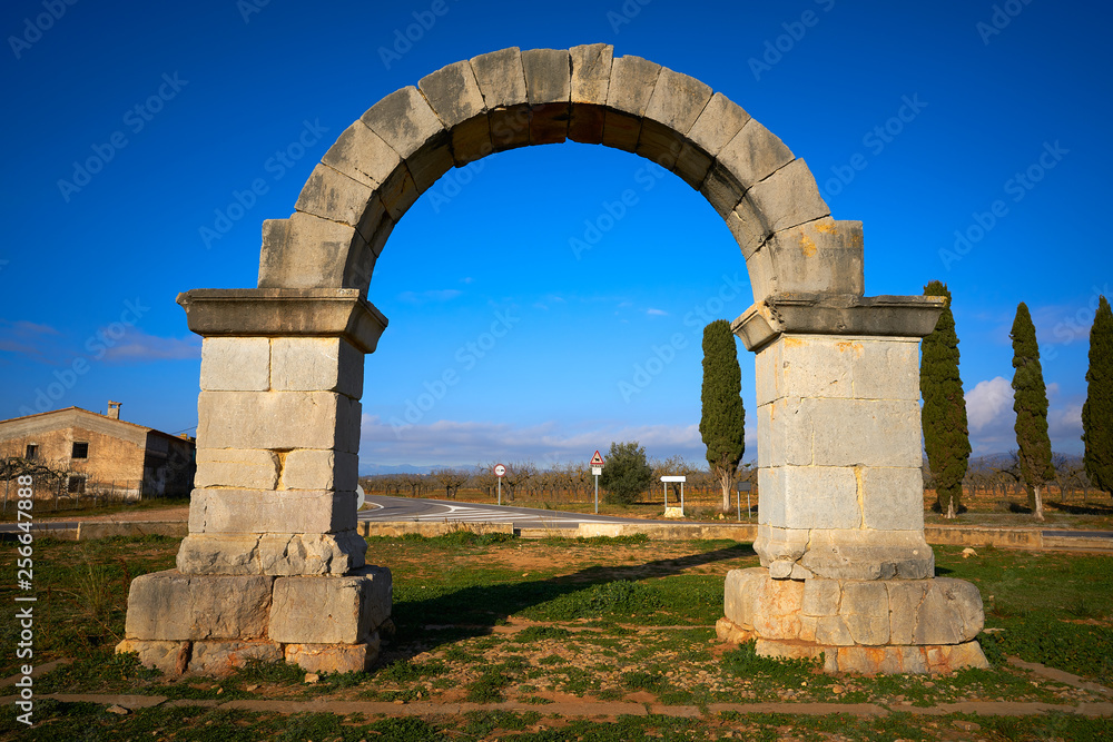 Cabanes roman arch at Via Augusta Catellon
